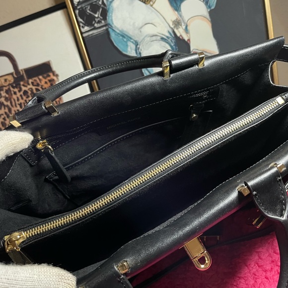 ❌SOLD❌💐💐MICHAEL KORS CROSSBODY 💐💐 - Picture 5 of 11